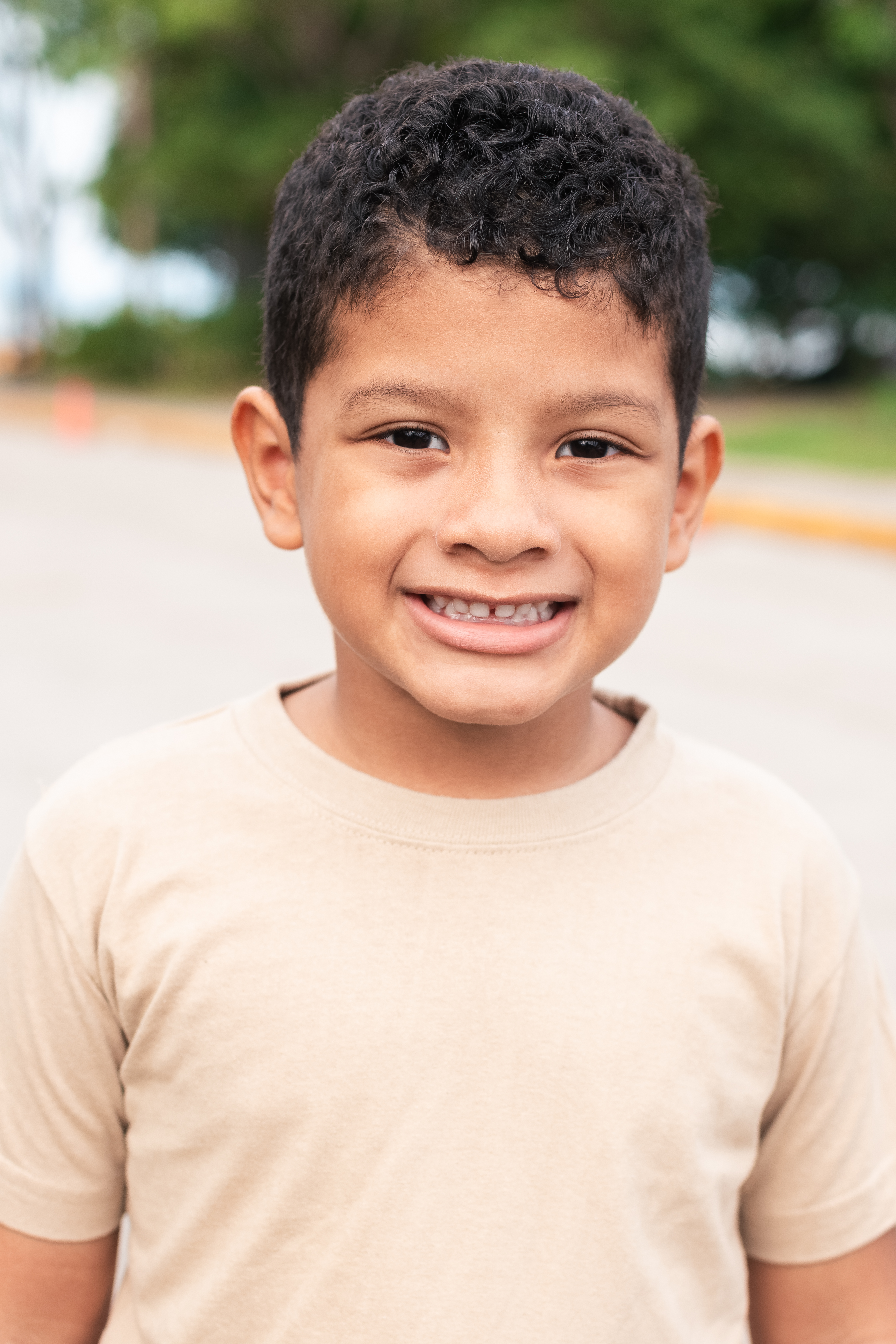 Niño sonriendo, representando la alegría y esperanza de nuestra fundación